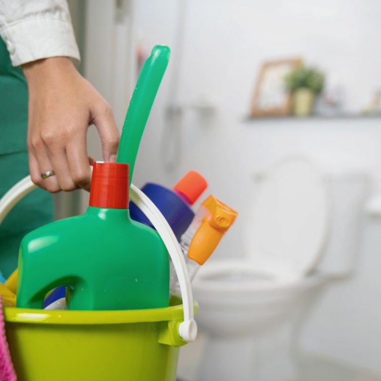 Bathroom-and-toilet-cleaning1 حمام و سرویس بهداشتی مهم است , 5 روش جالب برای نظافت سرویس بهداشتی