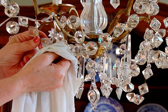 چگونه لوستر های کریستالی را به بهترین روش تمیز کنم ؟