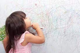 تمیز کردن لکه مداد رنگی از دیوار گچی