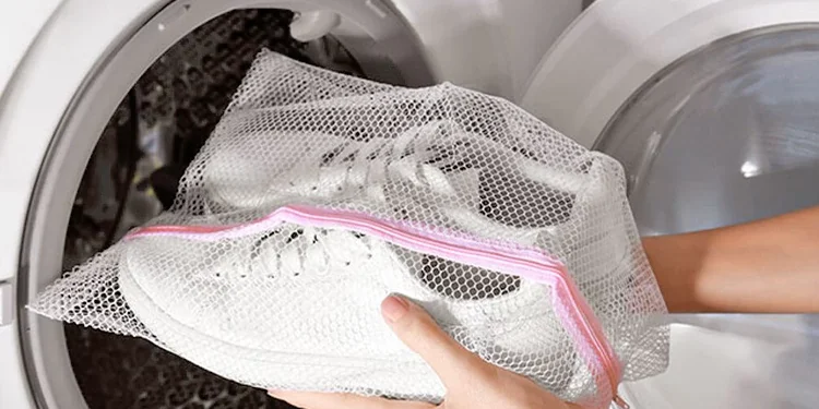 washing-shoes شستن کفش