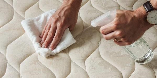 تمیز کردن لکه تشک تخت