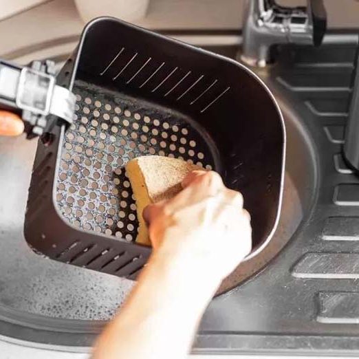 Cleaning-the-fryer-05 چگونه سرخ کن را تمیز کنیم؟