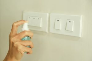 تمیز کردن کلید و پریز برق