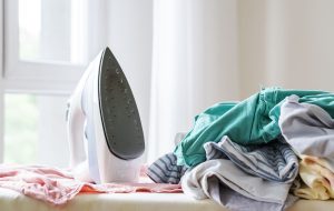 چگونه لباس چروک را بدون اتو صاف کنیم؟