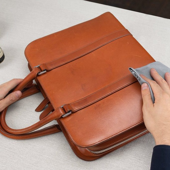 Maintenance-of-leather-bags نانوواکس براق کننده مکس نیت