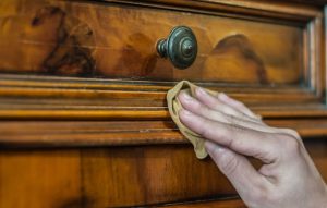 تمیز کردن مبلمان چوبی