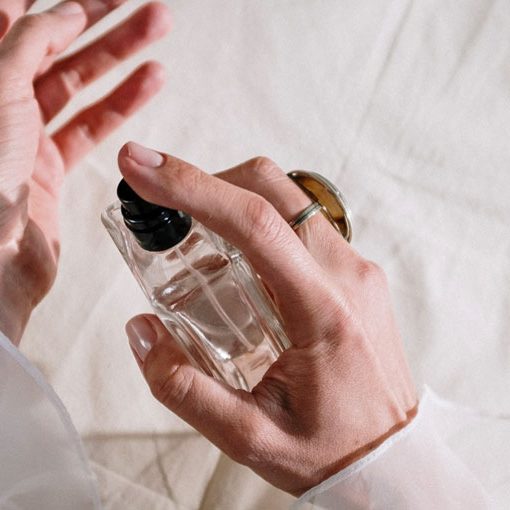 از بین بردن لمه عطر از روی لباس