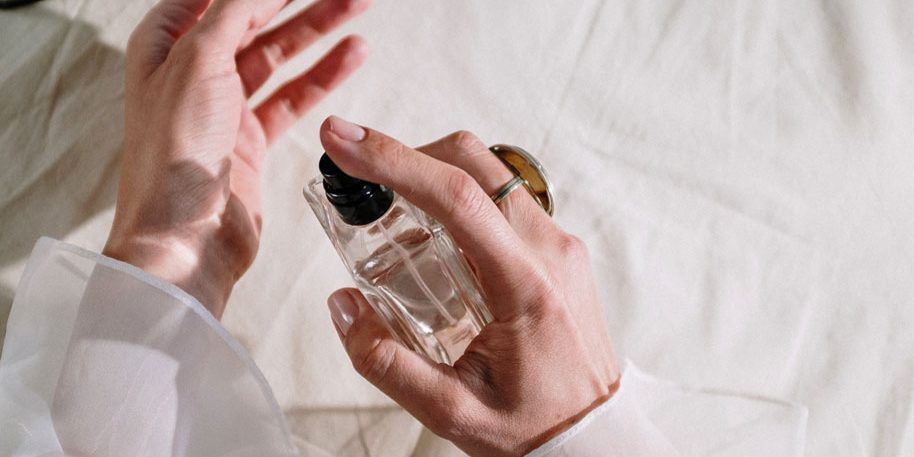 از بین بردن لمه عطر از روی لباس